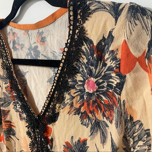 Pink Floral Blouse with Black Lace Details - Picture 3 of 9